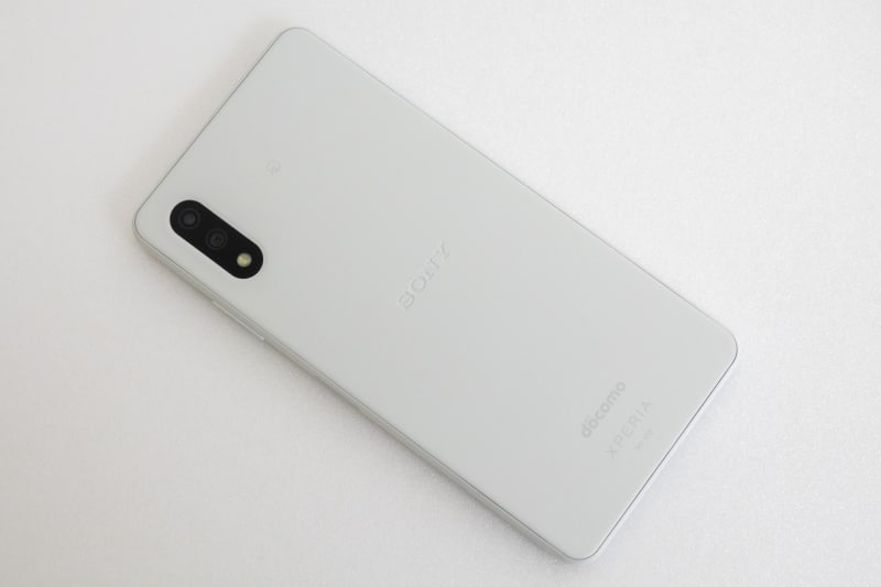 背面、左上部にアウトカメラ