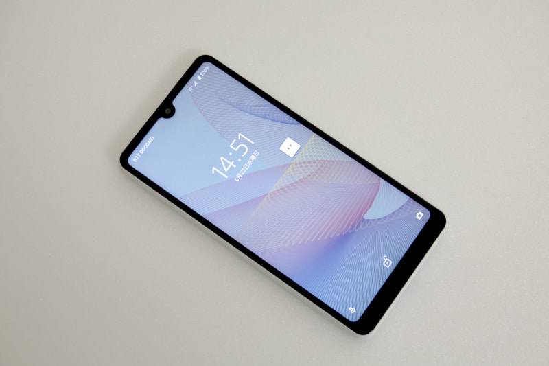 前面、5.5インチディスプレイとインカメラ