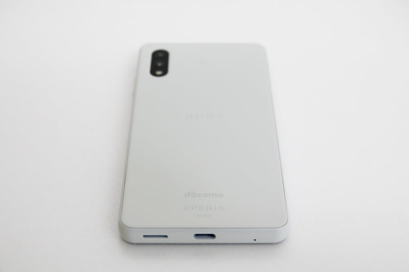 下側面、USB Type-C端子とスピーカー