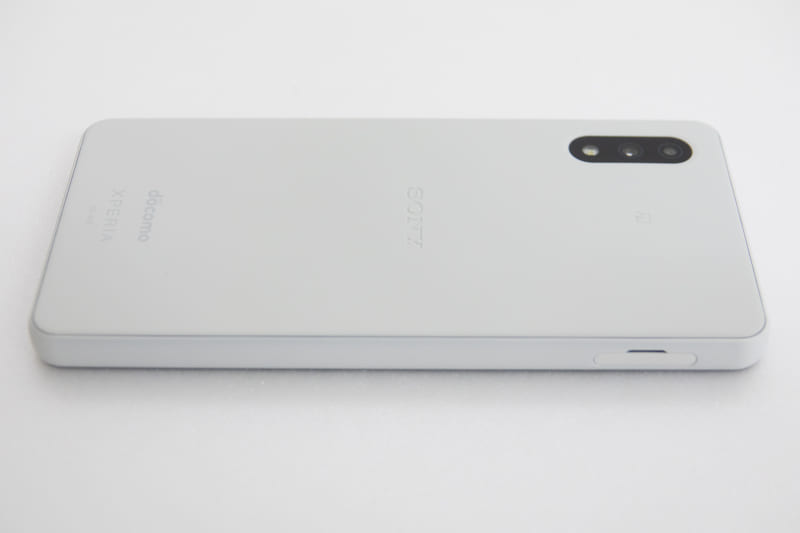 左側面、SIMスロットとmicro SDカードスロット