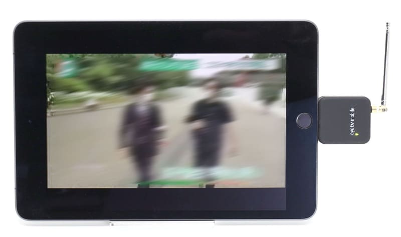 第5世代iPad mini（2019年発売の最新機種）にワンセグチューナーを接続して番組を視聴している様子。