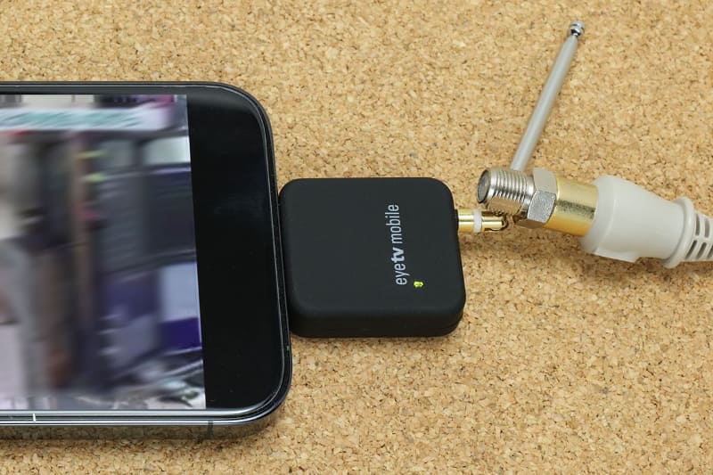 地デジの電波の信号が流れているアンテナケーブル端子を、ワンセグチューナーのアンテナに触れさせる。これだけでちゃんと受信できるようになる。なお、アンテナケーブル端の内側と外側の金属は接触させない（ショートさせない）ようにしよう。