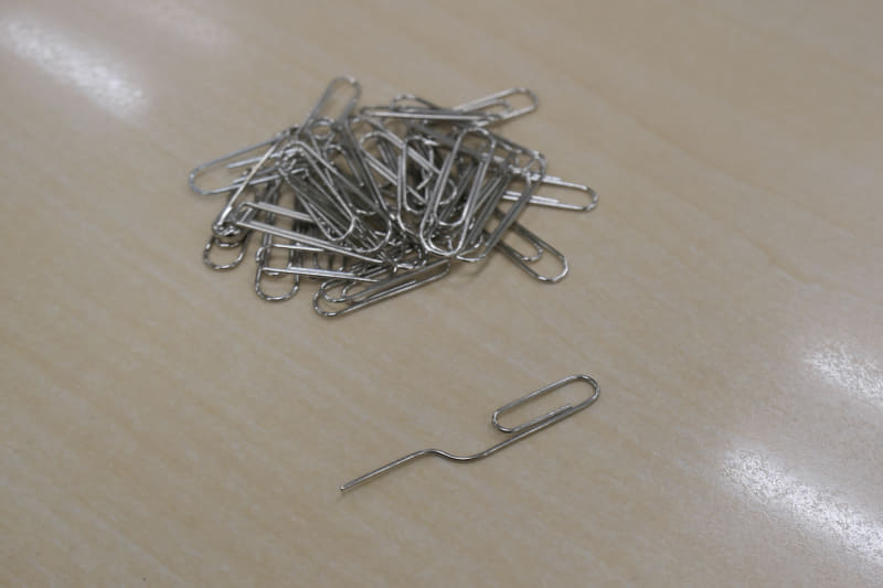 大量のクリップを買って、そのうち1本だけを「SIMピンもどき」にする（写真はあくまでイメージです）