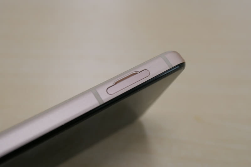 小さなくぼみがあり、そこから引き出せるようになっている