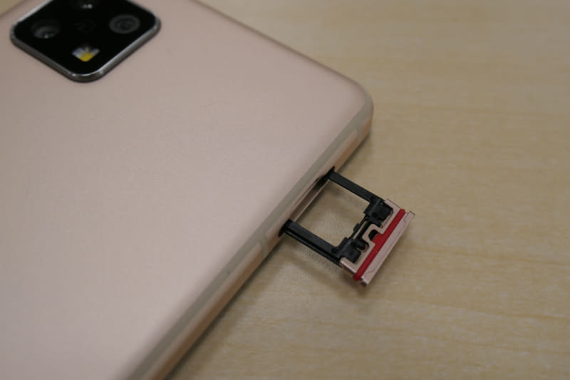 爪が短い筆者でも、苦労せず取り出せました