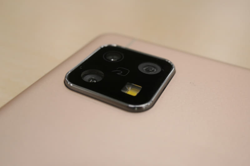 カメラ部分はあまり厚くない印象