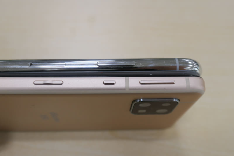 上がiPhone X、下がAQUOS sense5G。iPhone Xの電源ボタンの位置に、ちょうど音声アシスタントのボタンが来る形です