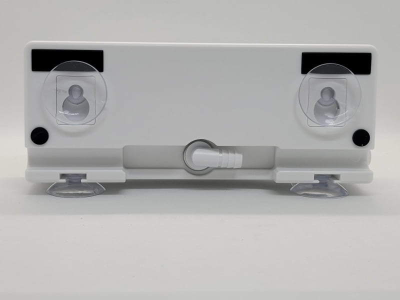 背面にはバスユニットに固定の為の吸盤とマグネット。ポンプからのお湯を取り込むホース接続口が配置されている