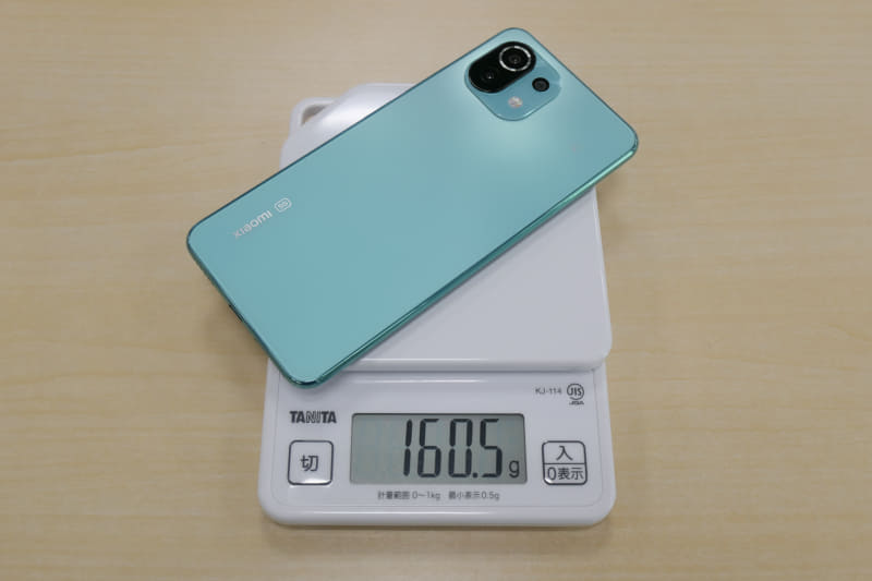 手持ちのキッチンスケールで計測したところ、160.5g。あらかじめ貼られていた画面保護フィルムの重さも含まれている