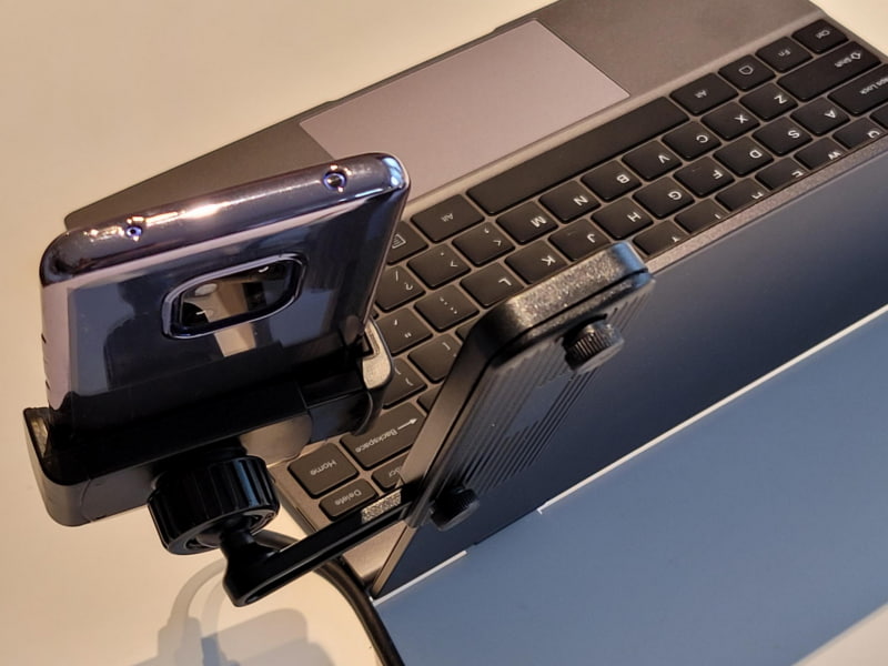 ノートパソコンの液晶フレームにスマホPCホルダーを取り付け2本のネジで固定する