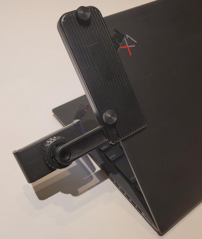 筆者のメインPCであるThinkPad X1 nanoにも取り付けてみた。取り付けは超簡単