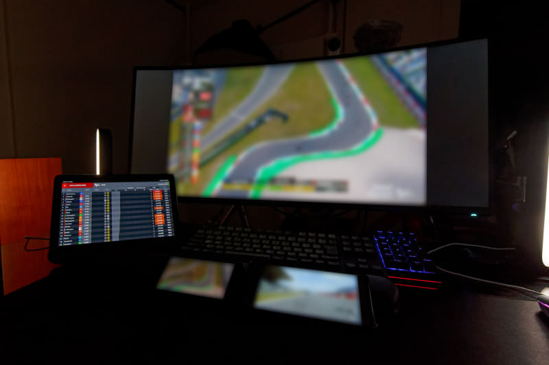 4画面でMotoGPオランダグランプリを観戦。パソコンの映像に同期して色合いが変化するスマートライトのHue Playも稼働させた