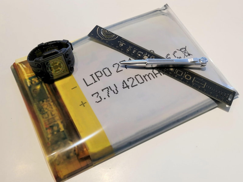 資料を貯め込むと膨張したリチウムポリマー充電池に見えるクリアファイル