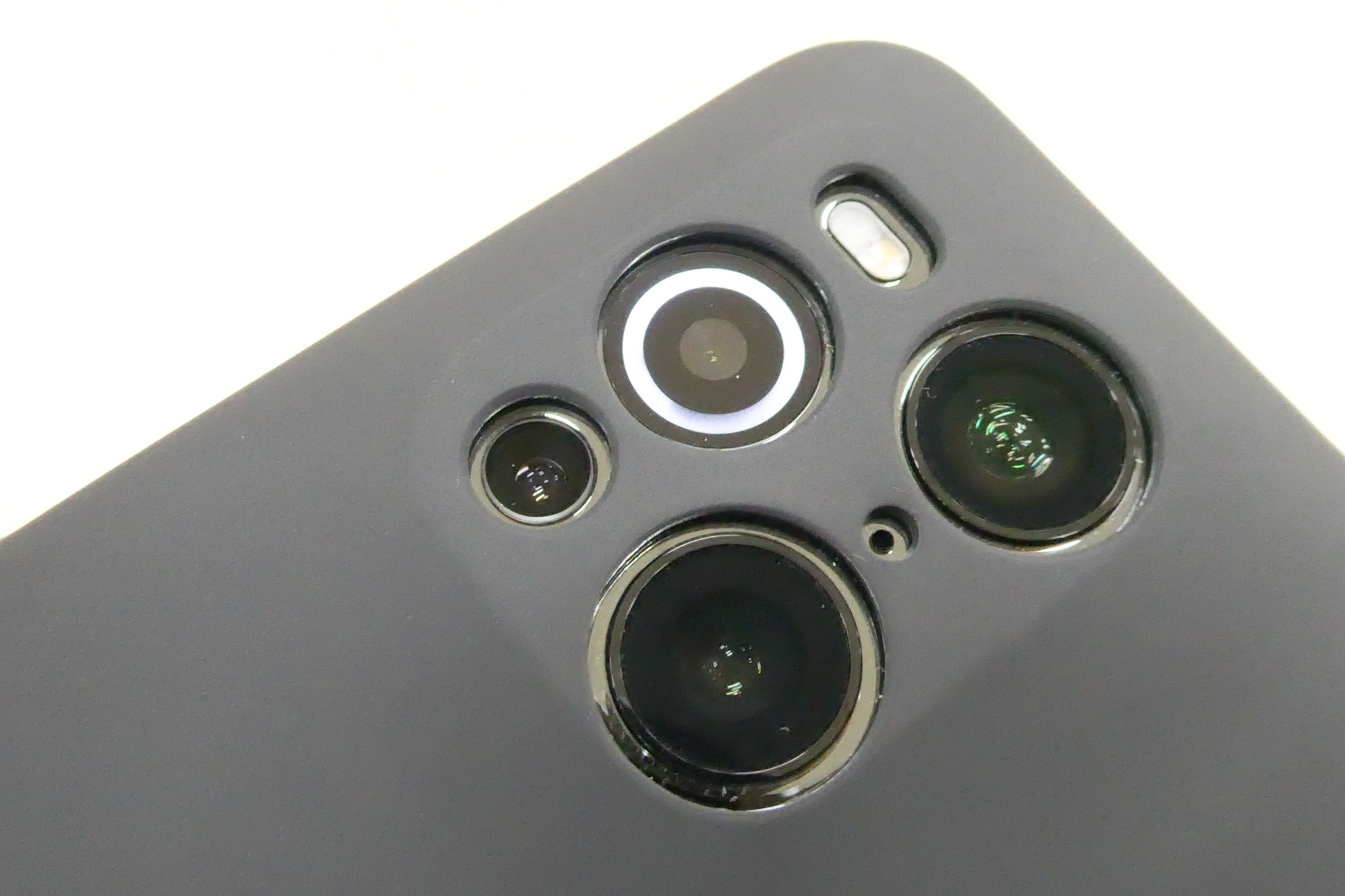 顕微鏡モード使用時、マクロレンズ周囲にあるリングライトが起動する