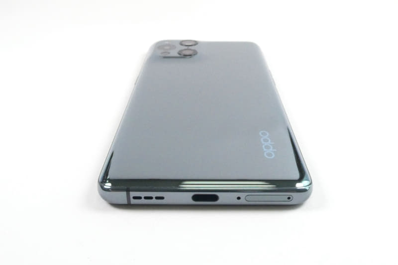 下側面、USB Type-C端子とスピーカー、SIMスロット
