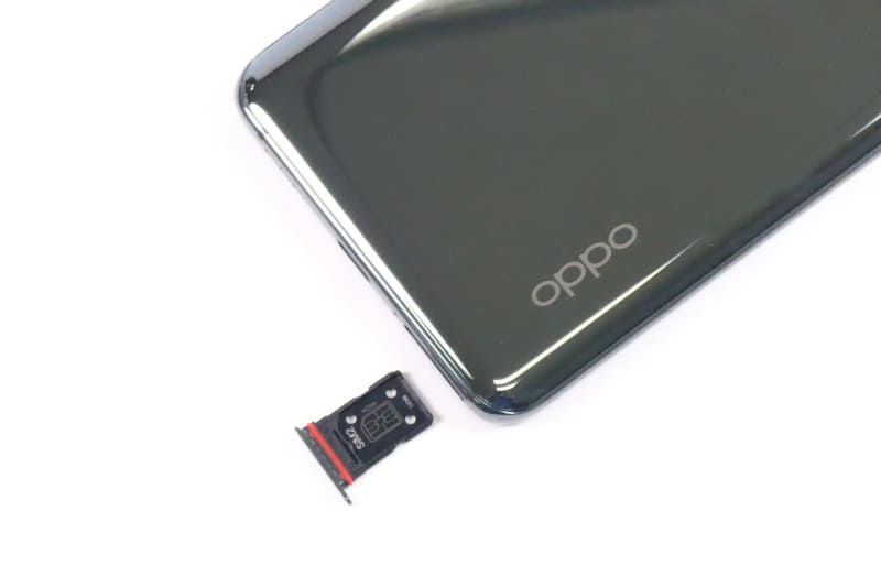 SIMスロット（デュアルSIM、au版ではシングルSIM）