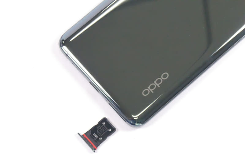 SIMスロット（デュアルSIM、au版ではシングルSIM）