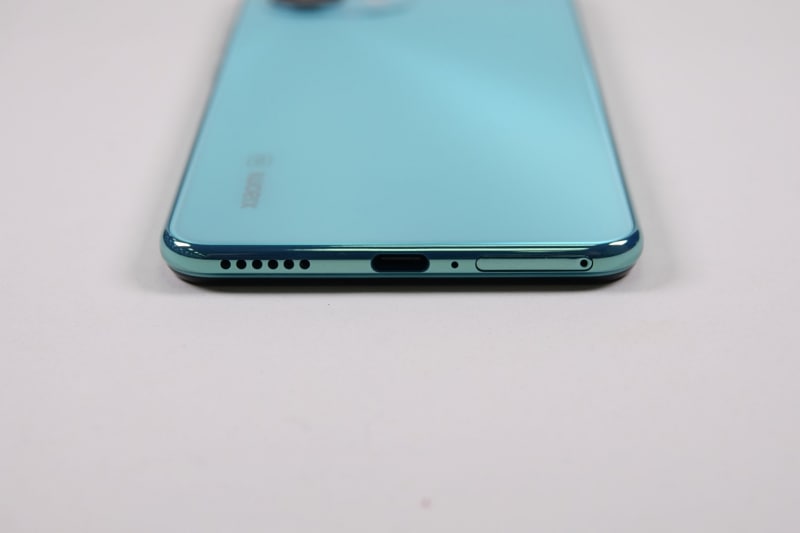 下側面、USB Type-C端子とスピーカー、SIMスロット