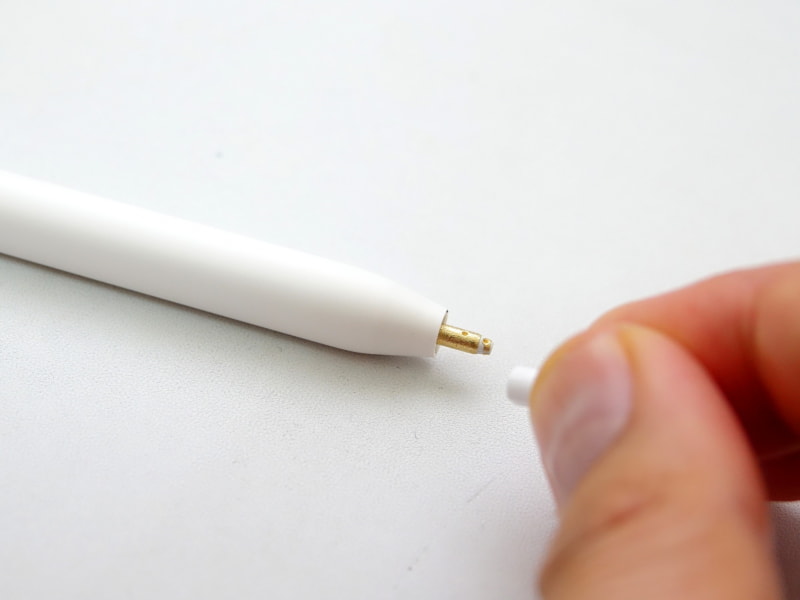 ねじってApple Pencil本体のペン先に装着する