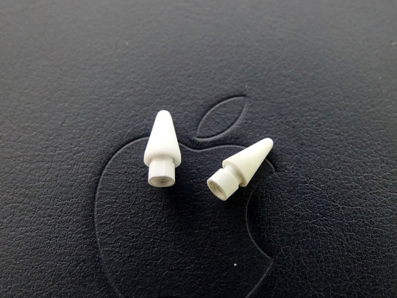 右が純正、左がifeli tip。見た目はほぼ同じだが、若干透明感がある