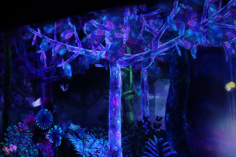 触れることでこのように木がじわーっと光る