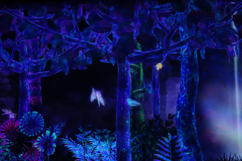 触れることでこのように木がじわーっと光る