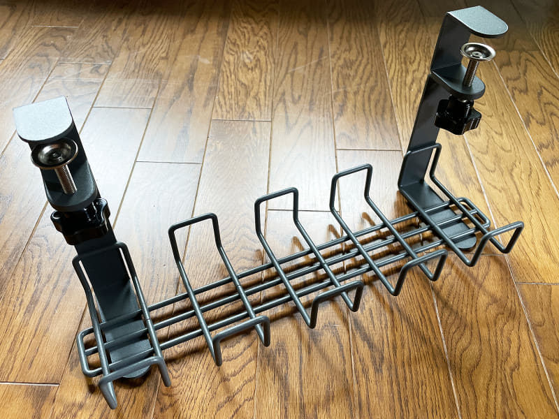 プラス「Garage 配線ケーブルトレー」。色は3色の中からチャコールグレーを選択。