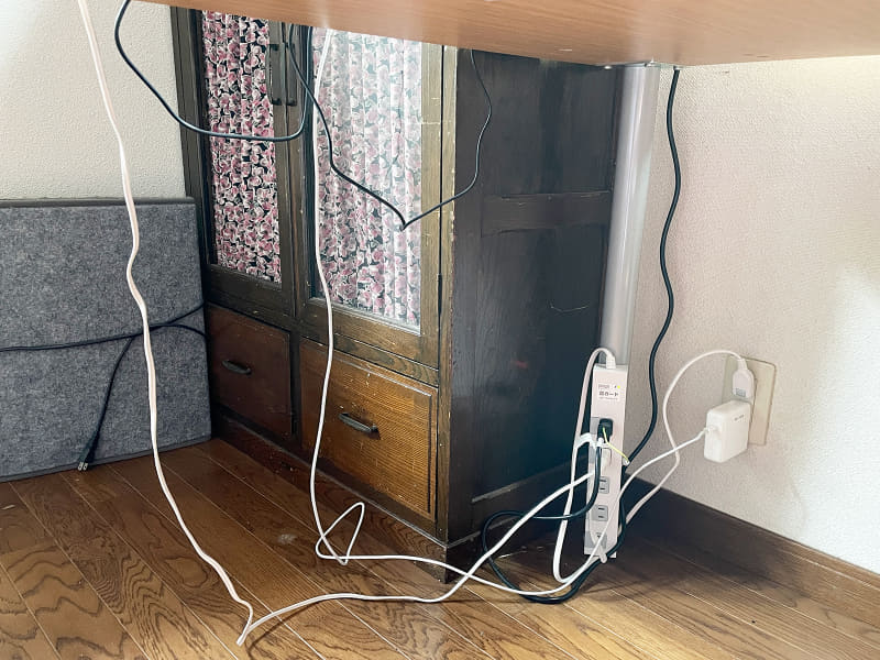 整理する前の机下のケーブル周り。一応床にひきずらないよう努力したのですが、ズルズルしていてあまり気持ちの良いものではありません。