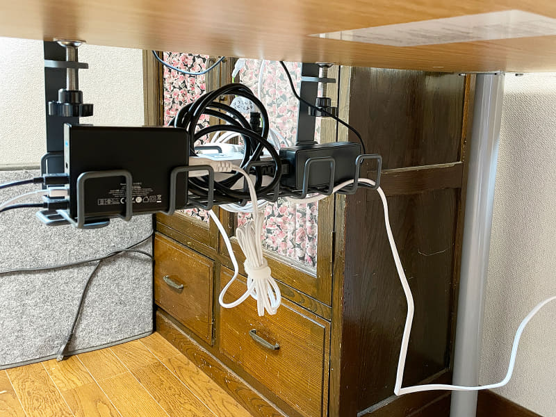 トレイにゴチャゴチャした電源タップやケーブルを収納してみました。