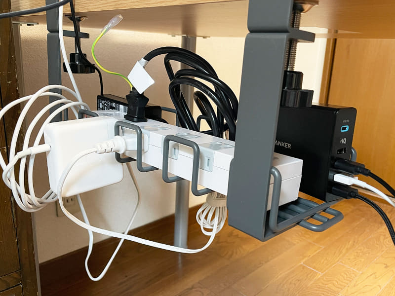 後背から。タップ周りのケーブルの整理は改めての課題とします。