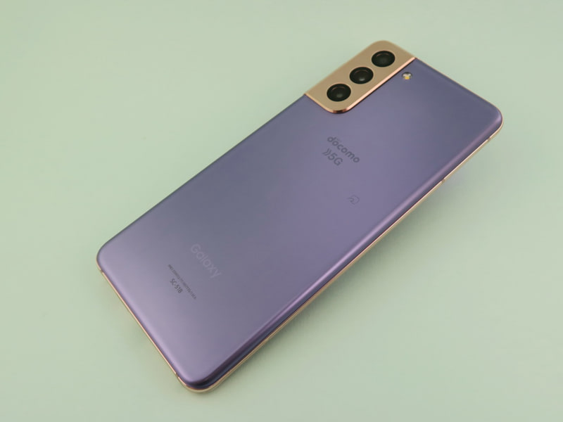 背面はカメラモジュールの部分を少し盛り上げた形状。おサイフケータイは背面中央右下（カメラモジュールの反対側）にロゴがプリントされており、この部分をリーダー／ライターにかざす