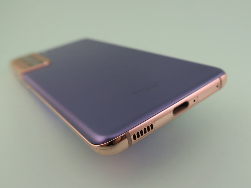 本体下部にはUSB Type-C外部接続端子を備える。右隣はピンで取り出すSIMカードスロット