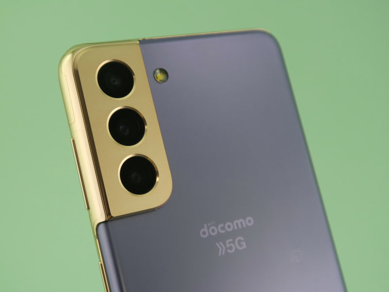 背面のメインカメラはトリプルカメラの構成