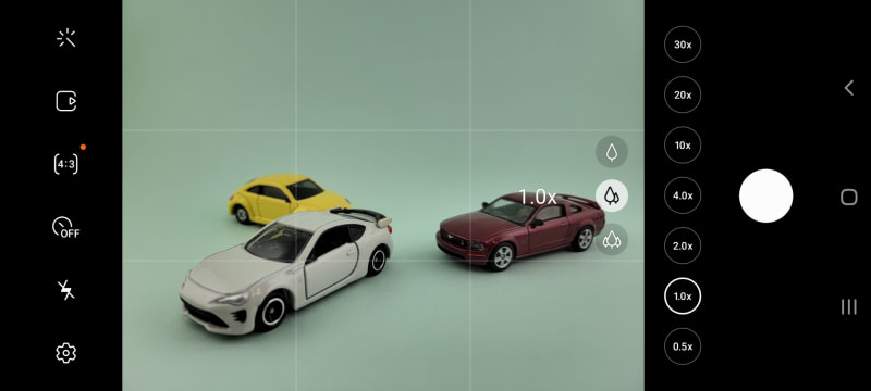 ファインダー内の木のアイコンをタップすると、右側（縦画面のときは下側）に倍率のアイコンが表示される