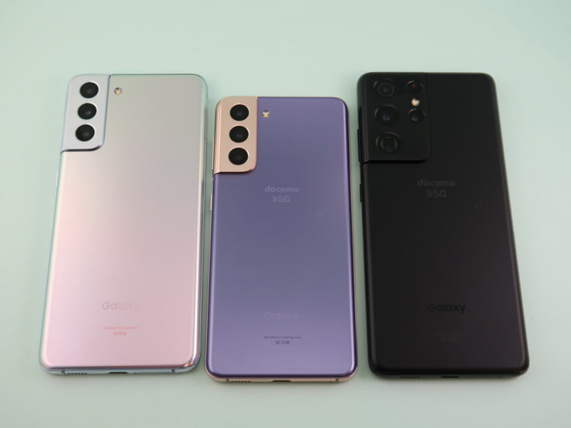 「Galaxy S21＋ 5G」（左）、「Galaxy S21 5G」（中央）、「Galaxy S21 Ultra 5G」（右）の背面。基本的なデザインは共通化されている
