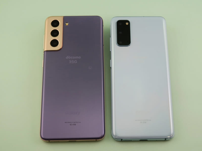 Galaxy S21 5G（左）、Galaxy S20 5G（右）の背面。カメラモジュールを強調するデザインに仕上げられた