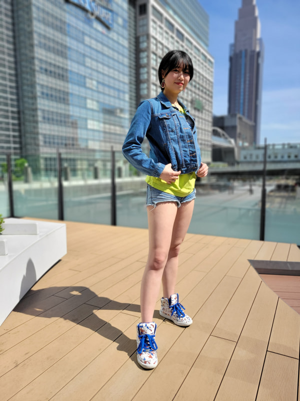 広角で撮影。人物全体はくっきり撮影され、背景が自然にぼけている