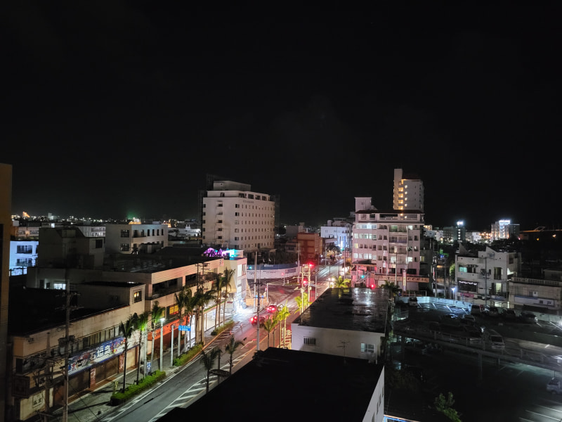 夜景を広角カメラで撮影。超広角カメラでも撮影したが、やや暗めになるので、広角の方が有用な印象