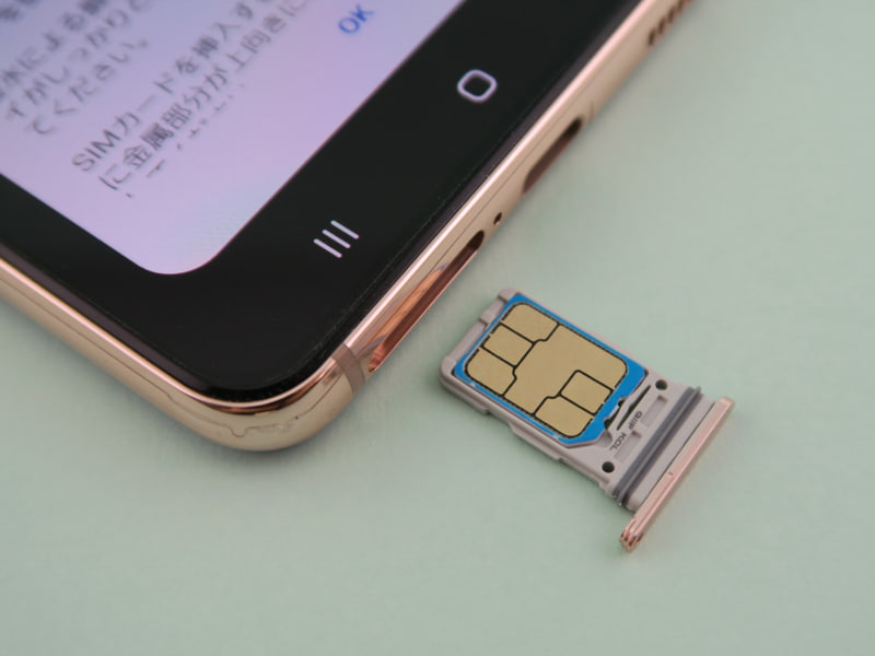 下部にピンを挿して取り出すSIMカードトレイ。nanoSIMカード1枚のみを装着。外部メモリーカードには非対応