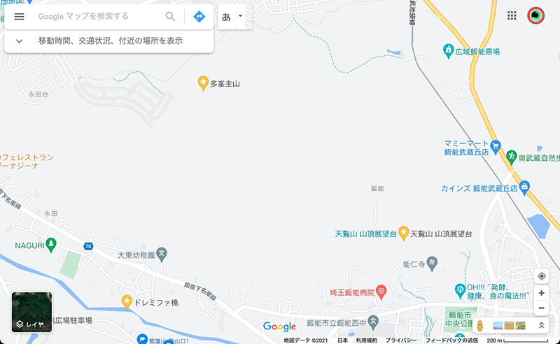 埼玉県飯能市にある低山、天覧山（てんらんざん）や多峯主山（とうのすやま）。ライトなトレッキングを楽しめる道が森の中にあり、以前はGoogleマップ上にその道が表示されていた。画像中央にそういう道がしっかり表示されていたのだ。が、現在のGoogleマップでは道がなくなっている。