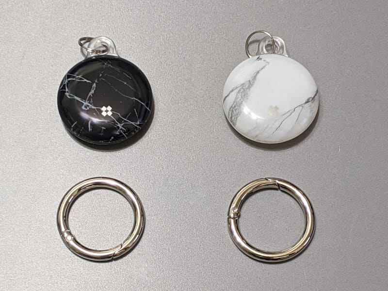 大理石模様の2色が同梱されている。カラビナと、この写真にはないがストラップも付属する