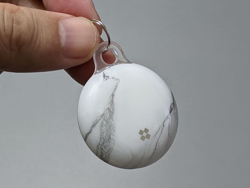 素材はポリカーボネイトなので硬質だ。正面背面を完全に保護する