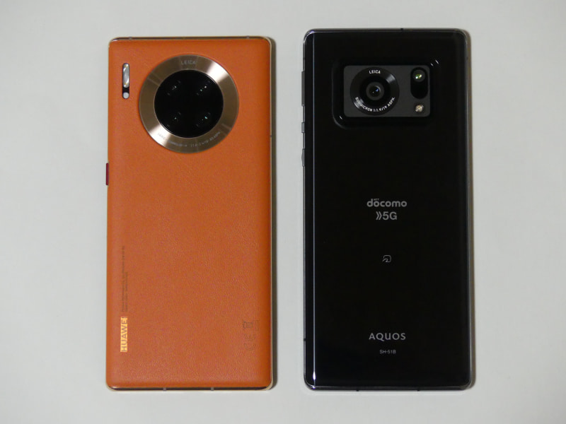 左がHUAWEI Mate 30 Pro、右がAQUOS R6