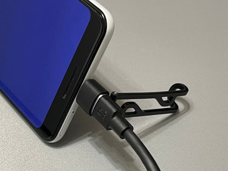 スマホ充電時にスタンドとして使える