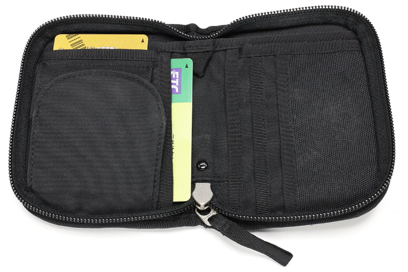 モンベルの旧型ジップワレットは、紙幣を折らずに入れられて、小銭も入れられて、カードポケットが6個ある。そして何と、縦型のカードポケットにRakuten Miniが入ってしまった!!!