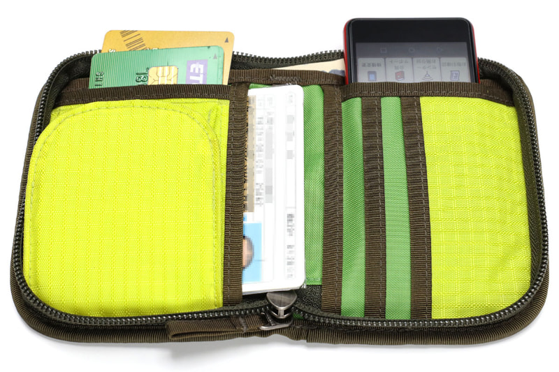 ジップワレットには、クレジットカードや免許などのカード類×5枚程度、紙幣×10枚程度、硬貨×10枚程度、それからRakuten Miniを収納。厚みは3cmくらいになって「ややパンパンな感じ」ではあるが、俺的には許せるサイズ感である。ちなみにこの財布はボックス構造で、内部にややセミハードの補強材が入っているため、もとから少し厚みが感じられる