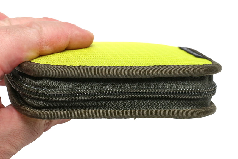 ジップワレットには、クレジットカードや免許などのカード類×5枚程度、紙幣×10枚程度、硬貨×10枚程度、それからRakuten Miniを収納。厚みは3cmくらいになって「ややパンパンな感じ」ではあるが、俺的には許せるサイズ感である。ちなみにこの財布はボックス構造で、内部にややセミハードの補強材が入っているため、もとから少し厚みが感じられる