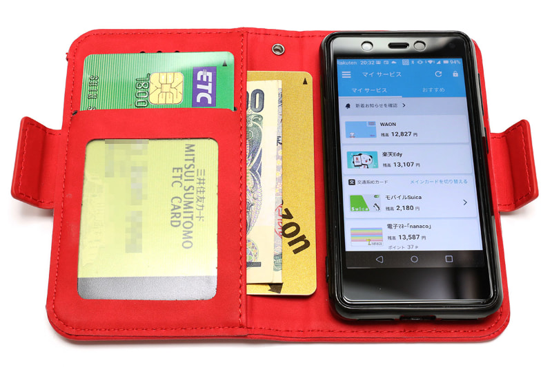 これは手帳型のRakuten Mini用ケース。Rakuten Miniに加えて、数枚のカードや少々の紙幣が入る。コンパクトにまとまって実用的ではあるが、カードが3枚以上になるとやや容量不足感がある。硬貨が入らないのも残念