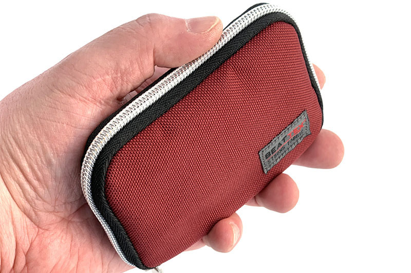 サンワサプライの<a href="https://direct.sanwa.co.jp/ItemAttr/200-CAR054" class="strong bn" target="_blank">「スマートキーケース 200-CAR054」シリーズ</a>。カード類とスマートキー（2個まで）が入り、カードポケットにはRakuten Miniがちょうど入る。スマートキーケースに免許類と電子決済端末が収まるので、クルマで移動する人にはなかなか便利だと思う。硬貨を入れるスペースがないのが残念