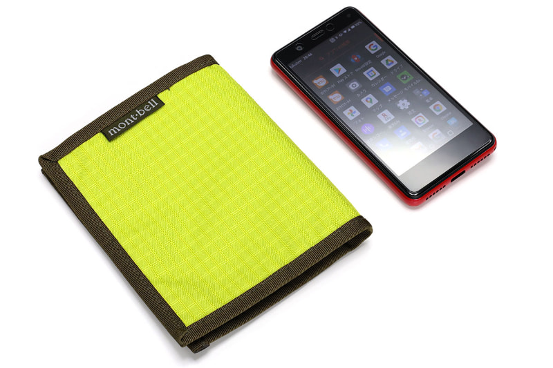 左が「ワレット」で右が「スリムワレット」。どちらにも、Rakuten Mini＋αが入る